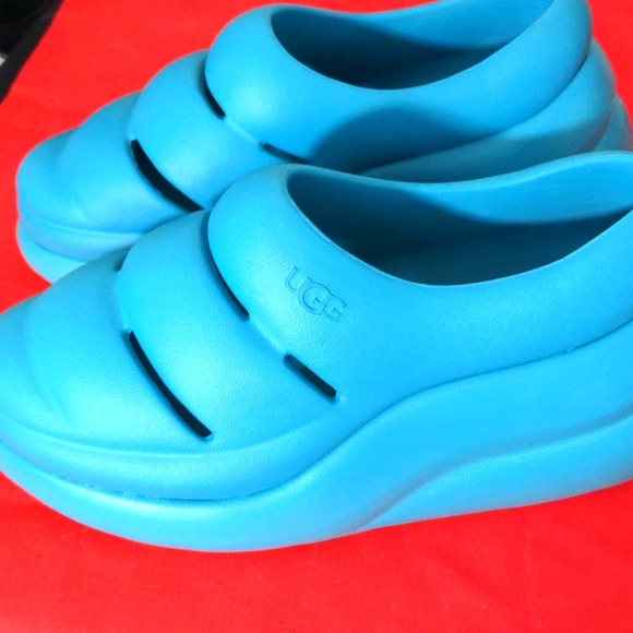 UGG Shoe - Picture 2 of 5